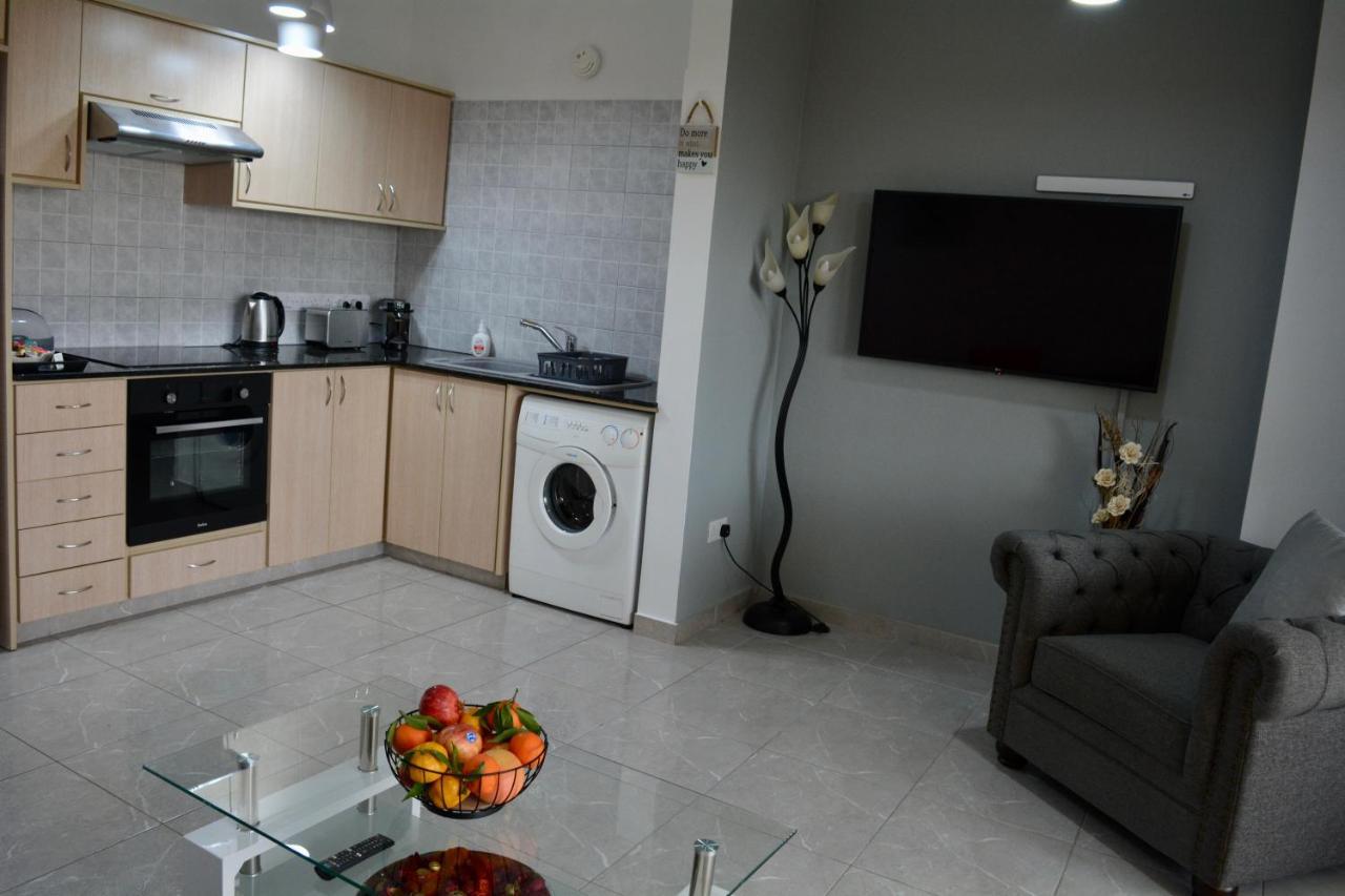 Queens Gardens - Kato Paphos - Next To Kings Ave Mall --- By Yiota 외부 사진